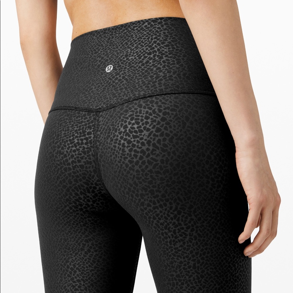 RETURNED TO STORE - emboss black 25” aligns